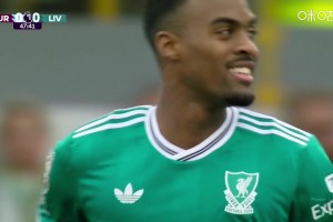 赫拉芬貝赫凌空射門極具威脅，可惜皮球稍稍高出球門