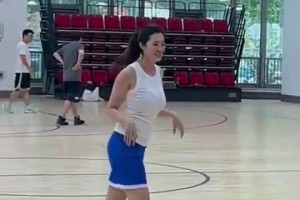 小姐姐這空位三分投的挺準(zhǔn)呀，小伙們?cè)趺炊疾环腊。? >
                                        </div>
                                    </div>
                                                                        <div   id=