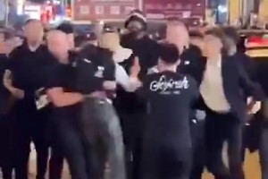 歐文去年在沈陽大街上散步，有個瘋狂球迷沖上來，被保安集體攔下