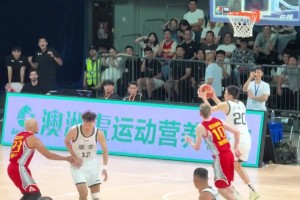 太離譜了！落后2分，張昊籃下快攻接球選擇回傳，失誤葬送比賽