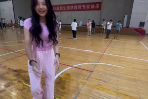 女大學(xué)生三步上籃，有一說一已經(jīng)很棒了??????