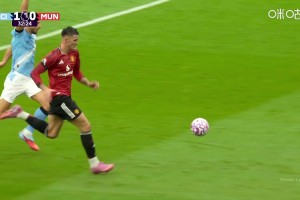 舍什科單刀挑射被多納魯馬撲出！回放停球時(shí)手球在先了！