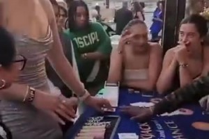 小寶好美！??身穿吊帶裙的李月汝化身荷官在線發(fā)牌