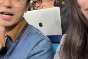 大老師和曼聯球迷一起看曼市德比，你這小伙怎么一直盯著大老師看