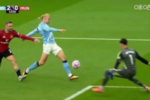 曼城2-0領(lǐng)先曼聯(lián)！多庫(kù)直塞送助攻！哈蘭德單刀挑射破門再下一城