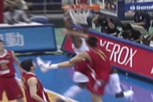 比彈跳沒在怕的！巔峰韋德想隔扣年輕時的阿聯(lián)，也沒那么容易！