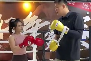 朱總放水??！朱芳雨此前去拳館踢館，結(jié)果扛不住女教練重拳??