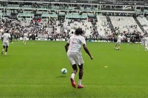 中國(guó)博主讓小小圖拉姆給他傳一個(gè)，小小圖拉姆竟然真的聽懂了??