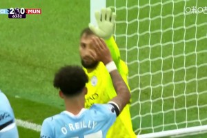 逆天撲救！姆伯莫不停球凌空抽射！多納魯馬飛身極限撲出！