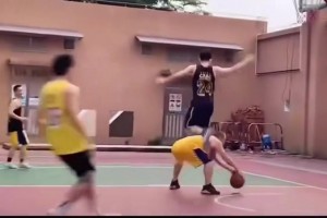 不懂就問：如果是正規(guī)比賽，踩在對手背上算違體犯規(guī)嗎？????