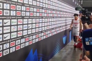 對(duì)亞軍很失望！申京賽后低頭落寞走過(guò)采訪區(qū)，一言不發(fā)