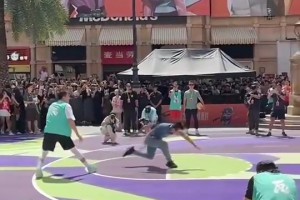 太狠了！郭艾倫一個急停回拉，徐靜雨直接飛了出去....??