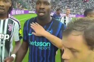 裁判第一視角下圖拉姆兄弟的經(jīng)典鏡頭已被球迷玩壞了。。。??