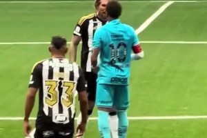 內(nèi)馬爾被惡意拉拽后怒了，與對手對噴