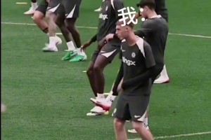 這人會(huì)不會(huì)踢球？訓(xùn)練時(shí)的帕爾默??