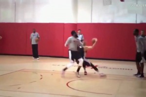 單打哈登！名場(chǎng)面：火箭時(shí)期林書(shū)豪隊(duì)內(nèi)訓(xùn)練用腳步晃過(guò)哈登！