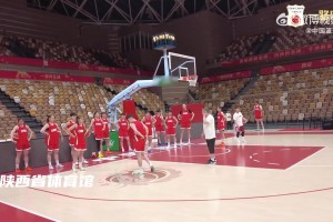 燈泡就位，新援亮相！快船曬最新訓(xùn)練照！老爺車準(zhǔn)備起航了！