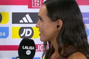 DAZN女主持身材太好，現(xiàn)場接受采訪的球員都不知道該看哪了~