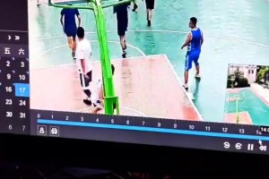 野球場小伙后場長傳直接甩進(jìn)籃筐 這調(diào)監(jiān)控得花多少啊????