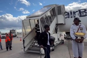 德國(guó)男籃歐錦賽奪冠后回國(guó) 在機(jī)場(chǎng)享受“過(guò)水門”最高待遇??