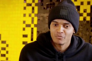 當年梅西一腳爆射皇馬球迷的看臺，引發(fā)了全場皇馬球員的不滿??