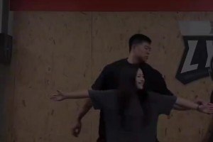 比最萌身高差還萌！籃球網(wǎng)紅大東與女友，兩人身高相差42厘米！