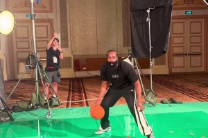 招牌動作必須整！登哥拍攝最新花絮，在攝影棚直接來一個后撤步~