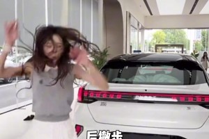 韓國美女球迷找阿扎爾簽名，這眼神里是滿滿的愛意啊??