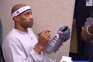 當(dāng)年也是小迷弟！詹姆斯首次進(jìn)全明星時，讓隊友在鞋子上簽名留念