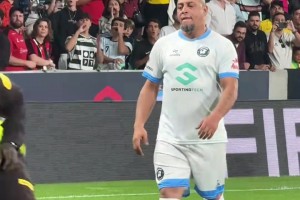 卡洛斯暖心滿足沖場小球迷，合影時全場球迷送上掌聲