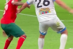 夸雷斯馬與特里在拼搶中摔倒，而后兩人竟然抱在一起貼貼！