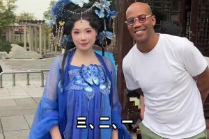 不怕回家跪搓衣板？馬布里在外游玩，竟敢主動找漂亮小姐姐合影~