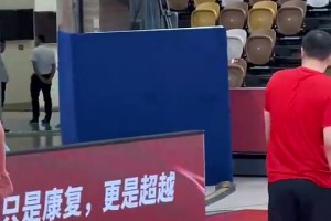 能學(xué)到多少？王治郅訓(xùn)練中上場指導(dǎo)周琦的腳步