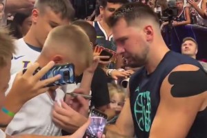 優(yōu)質(zhì)偶像??東契奇十分耐心，與場(chǎng)邊小球迷合影+簽名一個(gè)不落！