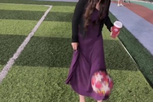 談一個有姿色的足球女友是多少人的夢想??許嵩說得對紫色有韻味