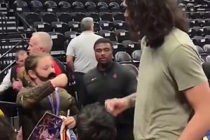 他真的我哭死??小球迷此前拿出追夢踢蛋照，亞當(dāng)斯竟照簽不誤！