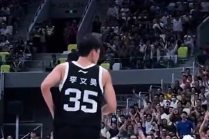 給他裝到??徐杰爆砍34分11板6助 進(jìn)三分原地做了個(gè)俯臥撐