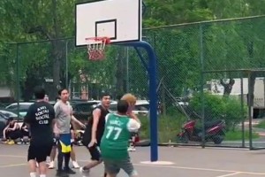 事實證明，打球是減不了肥的！東契奇的胖粉絲打球有多地板流？