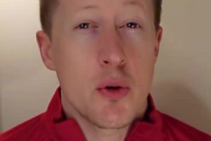 當(dāng)埃托奧看著豪車(chē)現(xiàn)身非洲街頭，現(xiàn)場(chǎng)的民眾都嗨起來(lái)了??