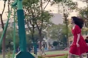 看起來玩得很開心啊！小姐姐穿著裙子拖鞋和一群小男孩打球??