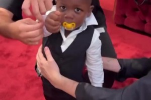 可愛(ài)??亞馬爾帶弟弟試穿迷你西服，準(zhǔn)備帶他參加金球獎(jiǎng)?lì)C獎(jiǎng)典禮