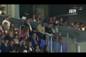 加維看球時(shí)一直讓亞馬爾坐過(guò)來(lái)：快過(guò)來(lái)快過(guò)來(lái)，你不過(guò)來(lái)就算了~