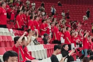 蘇超給力！實(shí)拍：蘇超鹽城啦啦隊(duì)為上海海港亞冠比賽加油助威??