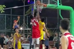 這就是為什么打籃球要有身高，不然跳得一樣高，還是會被人隔扣！