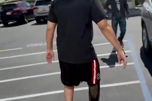 是位優(yōu)秀的父親！此前因糖尿病截肢的球爹，首次嘗試用假肢走路~