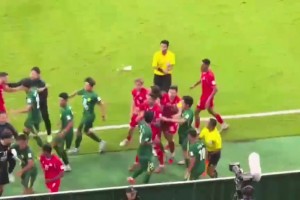 球迷：這比比賽好看多了！近距離看看國(guó)安河內(nèi)球員熱血格斗戰(zhàn)??