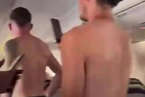 這劇情不對(duì)勁！摩納哥去客場(chǎng)的飛機(jī)空調(diào)故障，球員全員裸男??