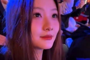 想當(dāng)虎王的女婿！虎王孫軍的女兒現(xiàn)場看老爸打球 顏值太高了吧~