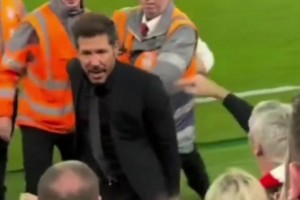 火氣真大??！球迷實(shí)拍西蒙尼和利物浦球迷沖突