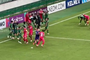 國(guó)安球員場(chǎng)邊拳擊戰(zhàn)！國(guó)安球迷怒罵：CNM！